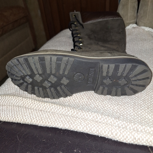 Girls Timberland 14" grey boots in a size 5.5. Pre-loved with a couple of flaws - Picture 11 of 11
